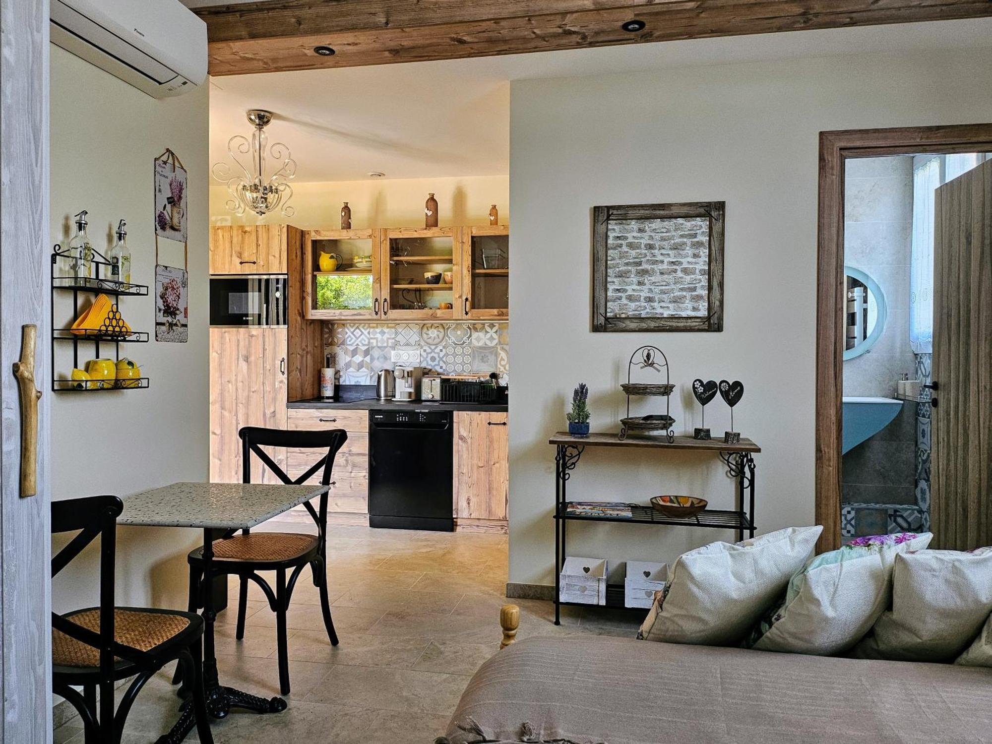 Charmant Studio Pres De La Plage Avec Jacuzzi Et Terrasse Privative Villeneuve-Loubet Zewnętrze zdjęcie